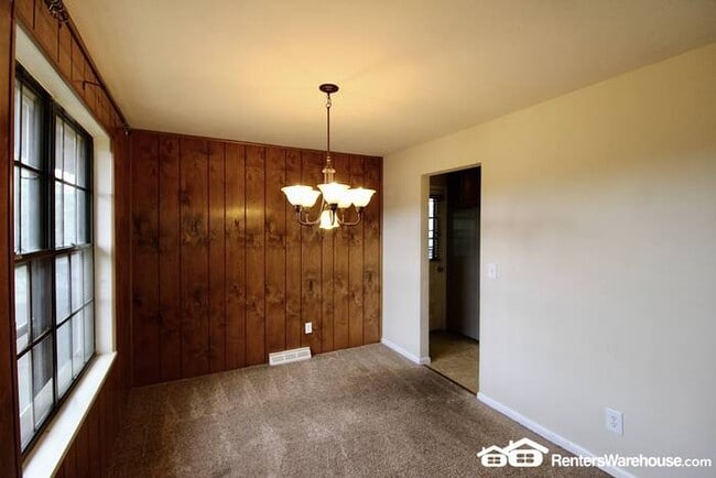 Building Photo - AVAILABLE NOW - Excellent 4BD/2BA w/ Garage, Fireplace, and Large Fenced Yard