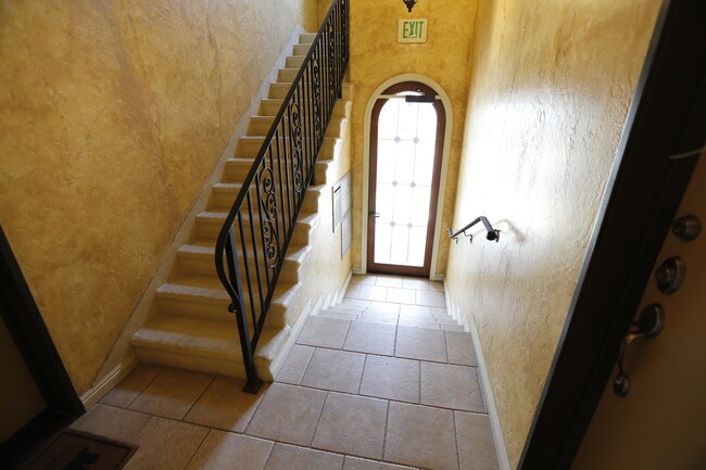 Building Photo - 12929 Moorpark St