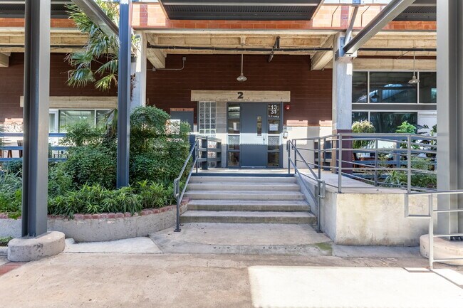 Foto del edificio - 1331 S Flores St