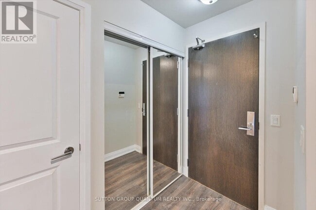 Photo du bâtiment - 1185 The Queensway