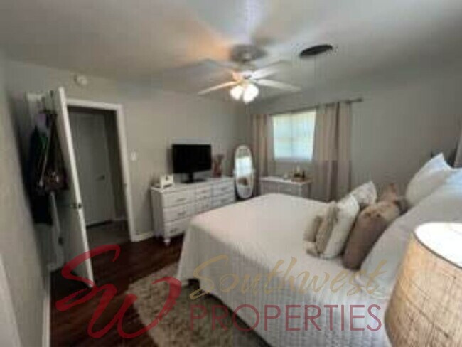 Building Photo - Fully Updated 3 Bed / 2 Bath on Corner Lot with Fenced Yard