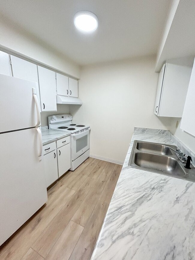 Building Photo - 1814