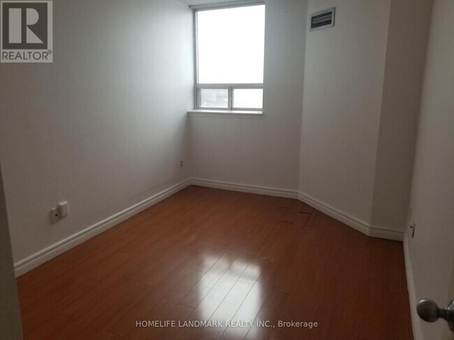 Photo du bâtiment - 901-2460 EGLINTON Ave