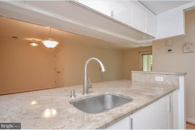 Building Photo - 18300 Streamside Dr