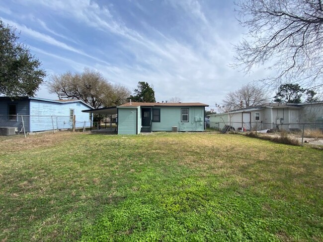 Building Photo - CENTRALLY LOCATED HOME W/ LARGE YARD AND R...