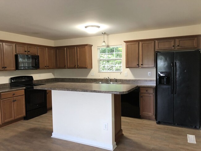 Building Photo - PRE-LEASING FOR AUGUST 2025!
