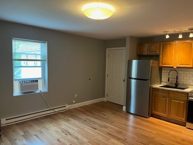 Vista parcial de la sala de estar y la cocina. - 85 N Main St