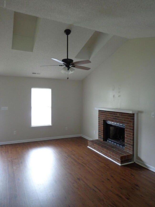 Foto del edificio - Well Maintained 2 Bedroom, 2 Bath Home-110...