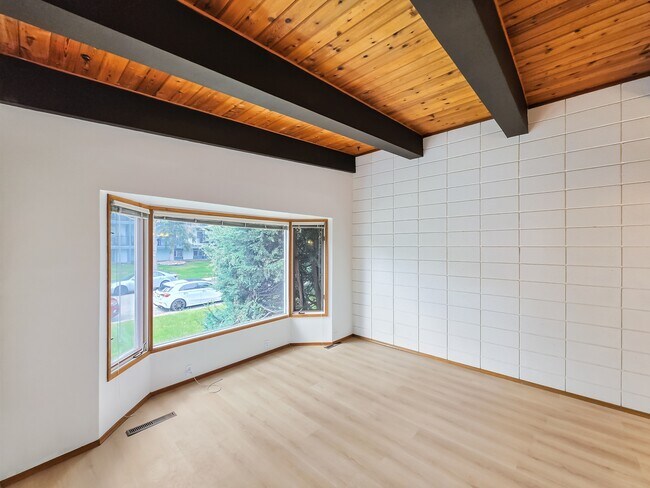 Building Photo - 612-656 56 Ave SW