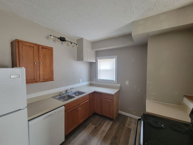 Building Photo - 8 N Miami St