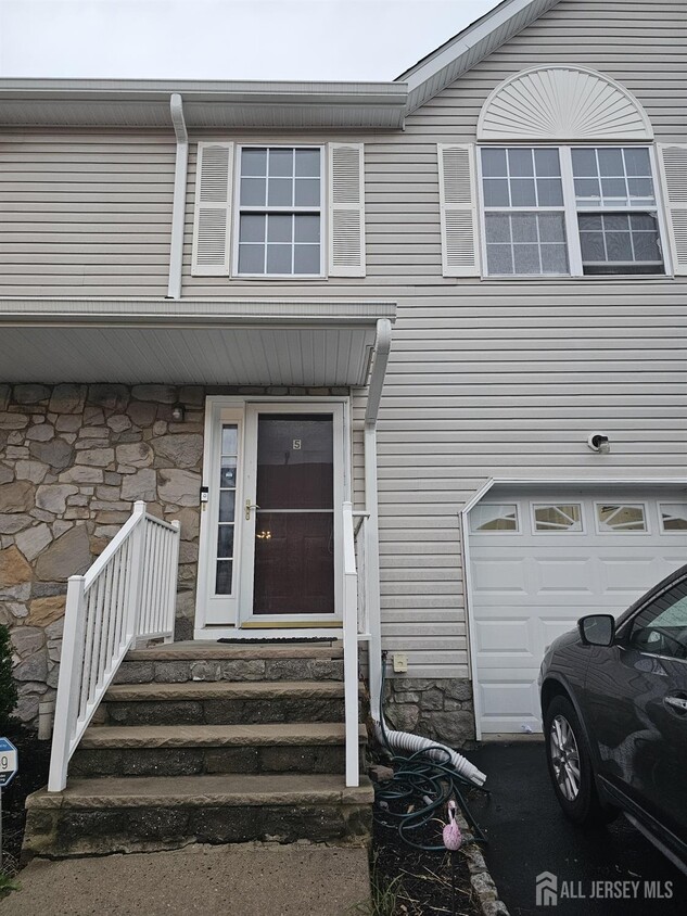 Primary Photo - 5 Mindy Dr