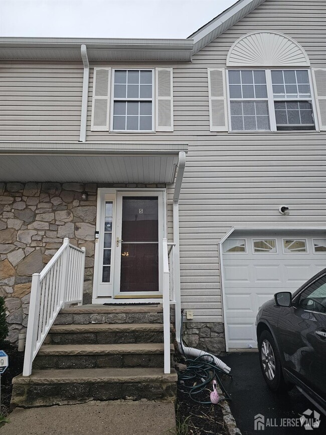Building Photo - 5 Mindy Dr