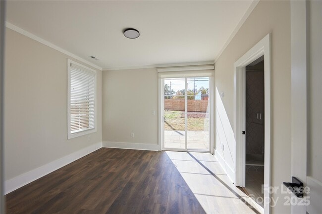 Building Photo - 1302 E 10th St