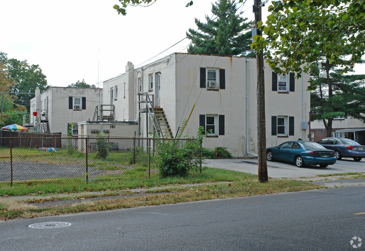 Building Photo - Oak Run