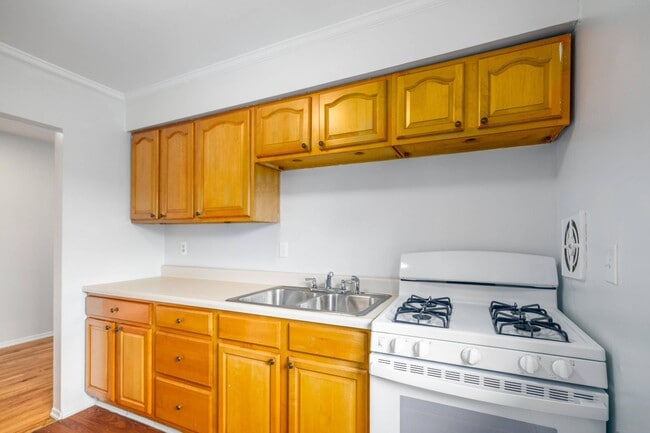 Kitchen - Pinewood Apartments