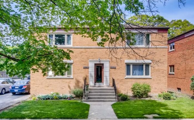 Beautiful courtyard - 8041 Lake St