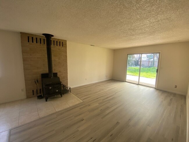 Building Photo - 3 bed 2 bath in convenient location
