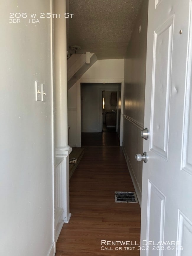 Building Photo - 3 bed / 1 bath 1200.00 (Section 8 approved)