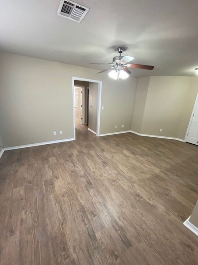 Building Photo - 2 bedrooms - 2 baths + Garage!! Self Showi...