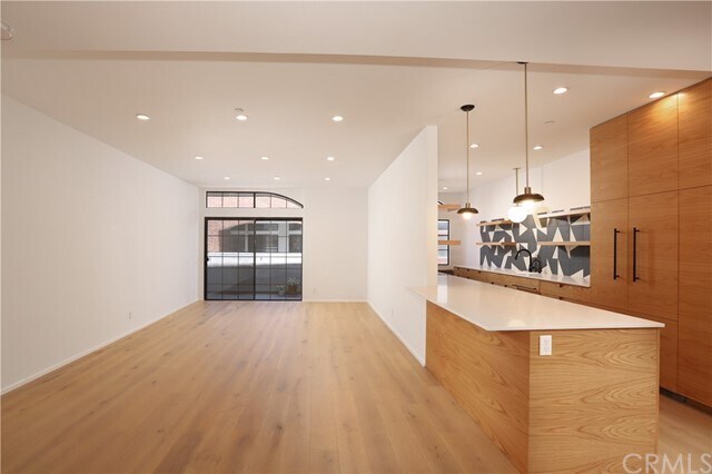 Foto principal - 200 N Swall Dr