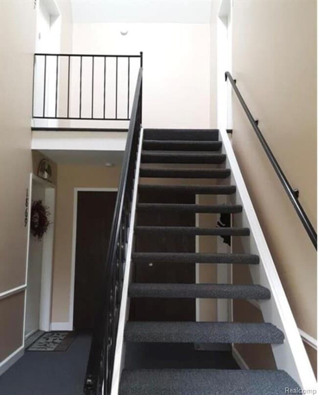 Building Photo - Beautiful Condo in Rochester Hills