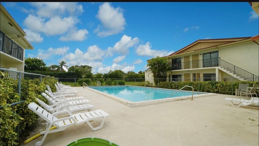 Foto del edificio - 11000 Royal Palm Blvd