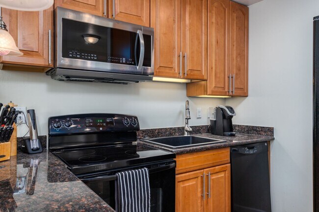 Foto del edificio - Just landing in the East Bay? Fully Furnished Resort 1 Bdrm. condo available on a short or long t...