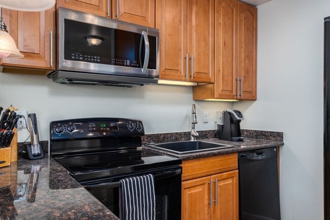 Building Photo - Just landing in the East Bay? Fully Furnished Resort 1 Bdrm. condo available on a short or long t...