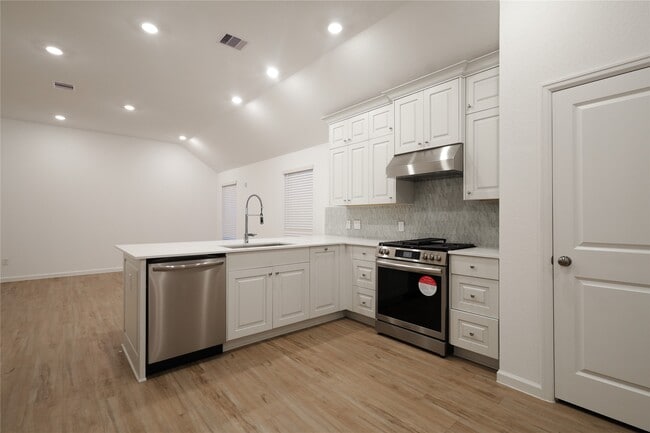 Building Photo - 27011 Aurora Gdn Ln