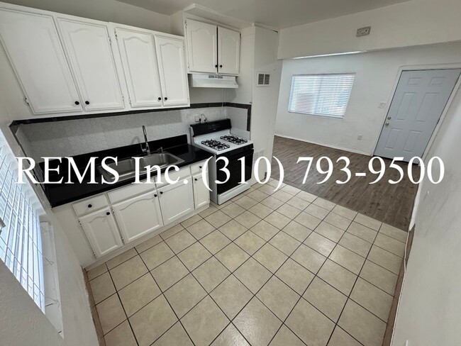 Building Photo - Refurbished Downstairs Apartment w/ Parking