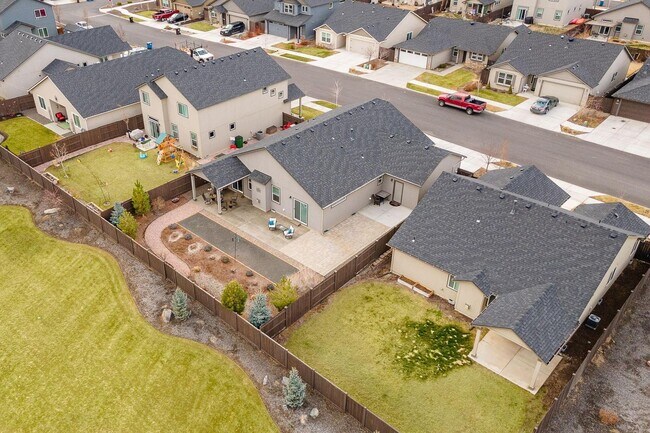 Building Photo - Three Bedroom Home in NW Redmond with Thre...