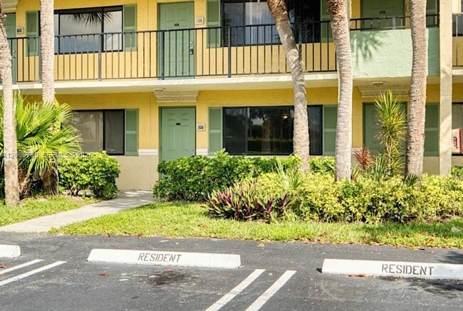 Building Photo - 1606 Meadows Cir W