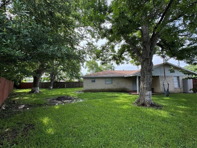 Foto del edificio - 7240 Kings Dr