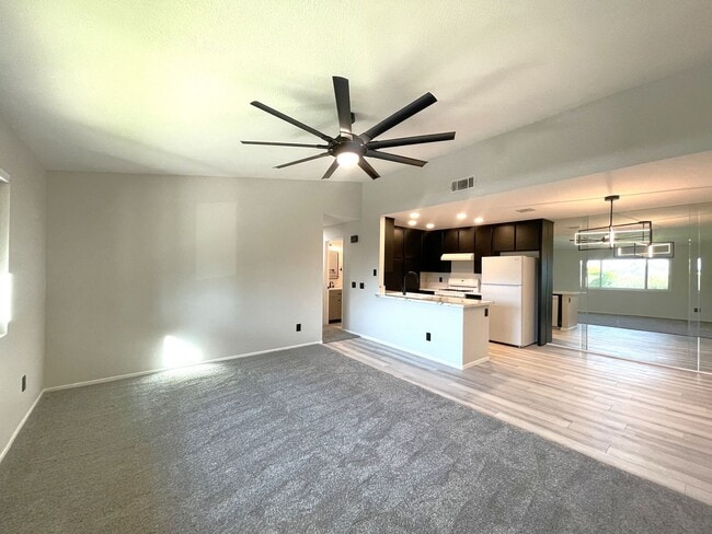 Building Photo - AVAILABLE NOW! 3 Bed 2 Bath Apartment in C...