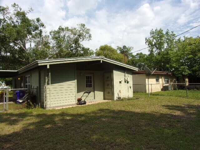 Building Photo - Central Location