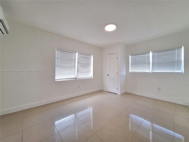 Building Photo - 1542 NE 109th St