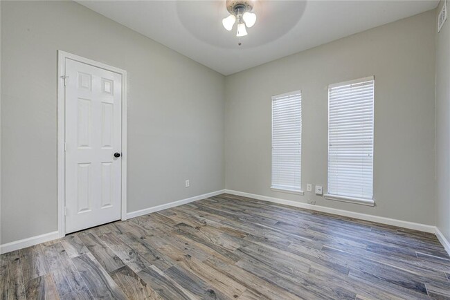 Foto del edificio - 9400 Doliver Dr