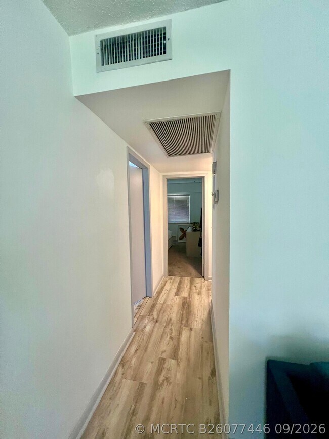 Building Photo - 164 Mansfield D