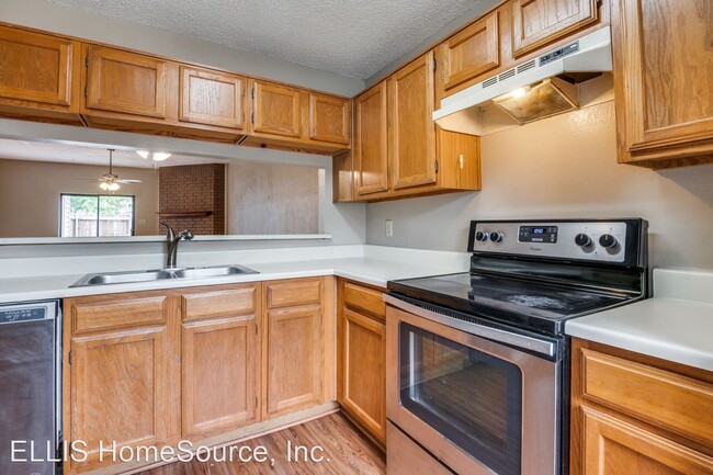 Building Photo - 2 br, 1.5 bath House - 222 Samuel Blvd 5L