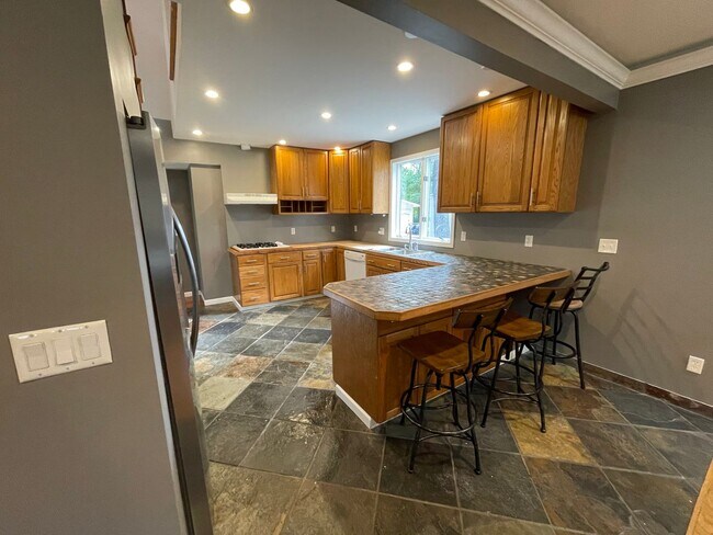 Foto del edificio - Nice Spacious 3 bd / 3 full bath and 2 hal...