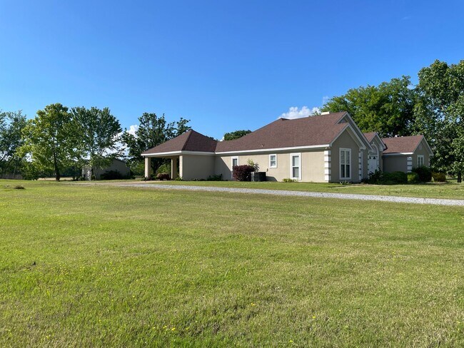 Building Photo - 581 Oak Ridge Dr