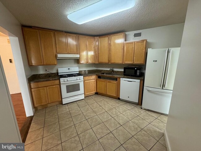 Foto del edificio - 5225 Pooks Hill Rd