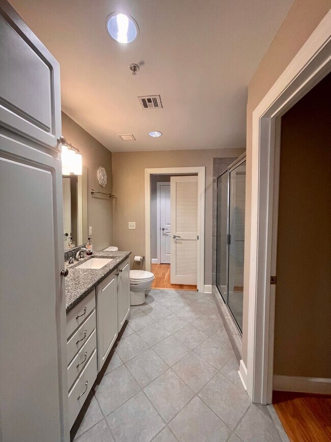 Building Photo - Beautiful 1 bedroom condo with amenities g...