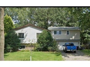 Building Photo - 504 Crestview Dr S