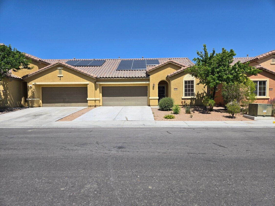 Foto principal - A Beautiful Single Story Townhouse! 3 Bed,...