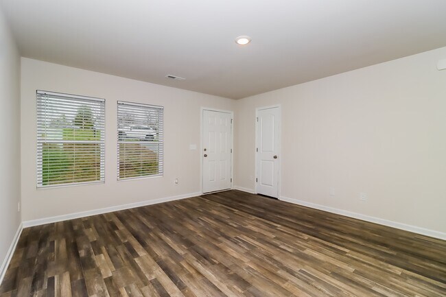 Foto del edificio - 220 Grassy Meadow Ln