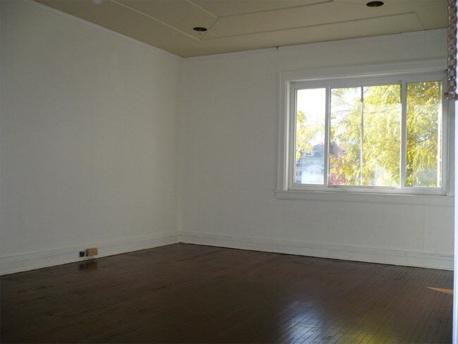 Building Photo - 319 W Elm St