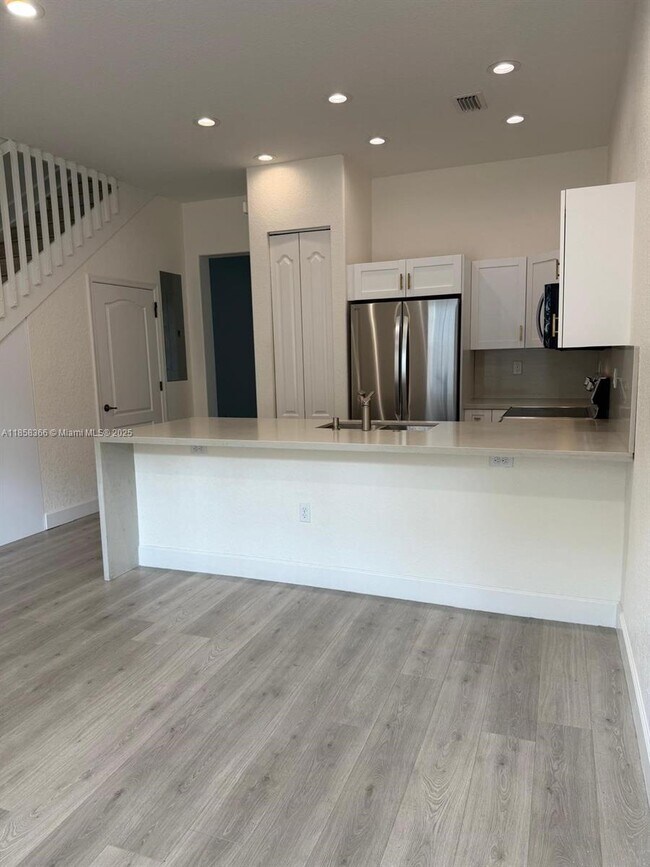 Foto del edificio - 705 SW 147th Ave