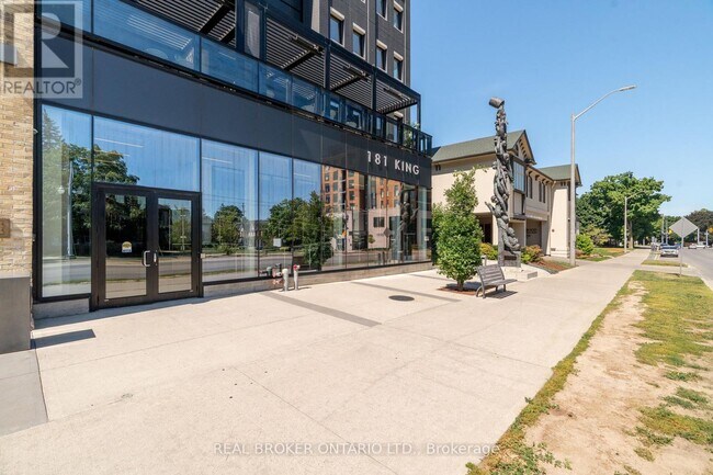 Photo du bâtiment - 181 King St S