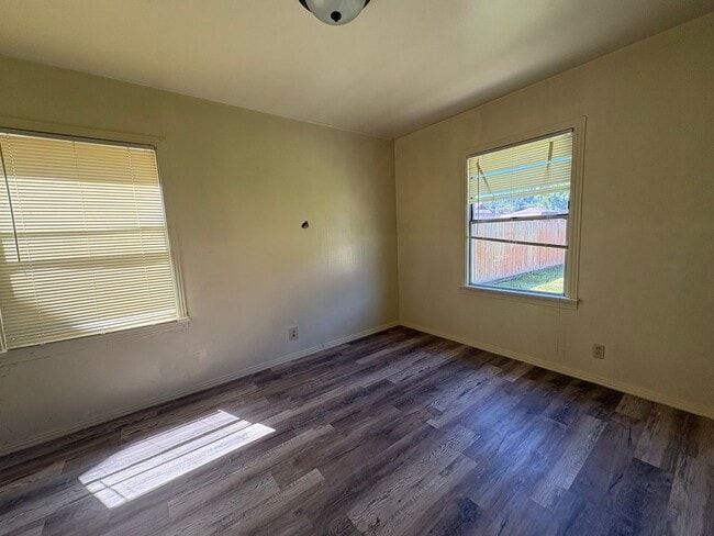 Building Photo - 4 Bed 1 Bath Home